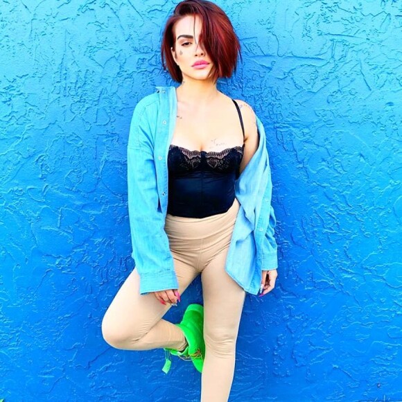 Cleo, que está em Los Angeles, usou a tecnologia para tingir os cabelos de ruivo e acrescentar a tatuagem no rosto. A assessoria da atriz e a própria confirmaram que as mudanças são efeito.