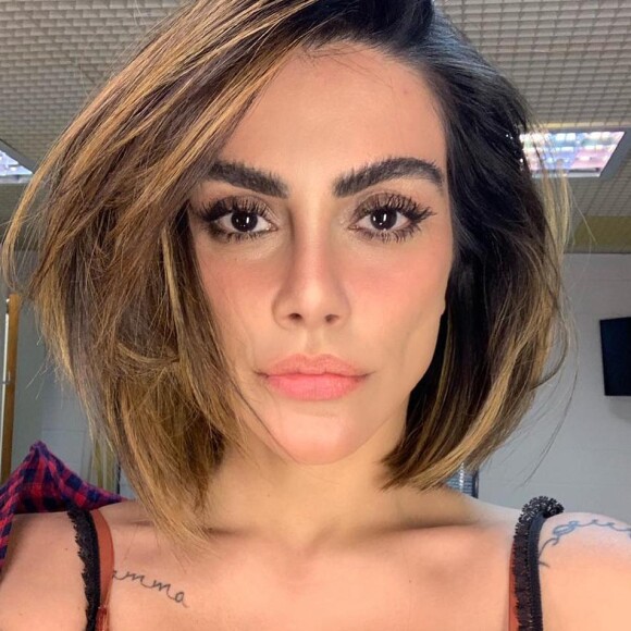 Camaleoa! Cleo já teve diversos tipos de cabelo ao longo da carreira. Para a novela 'O Tempo Não Para', seu último papel, a filha de Gloria Pires cortou os fios acima dos ombros, teve uma franja e fez algumas mechas.