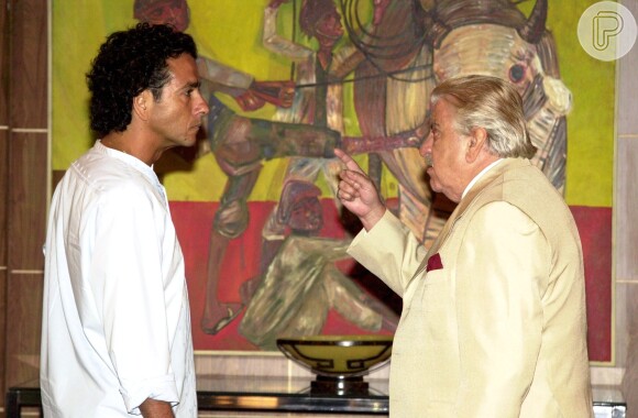 Fernando (Marcos Palmeira) discute com Lineu (Hugo Carvana) pouco antes de sua morte na novela 'Celebridade' (2004)