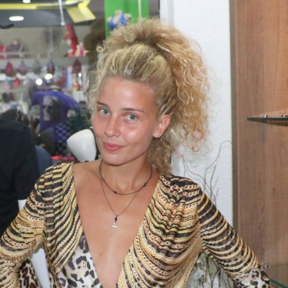 Debby Lagranha, aos 27 anos, mantém o mesmo rostinho de quando era criança