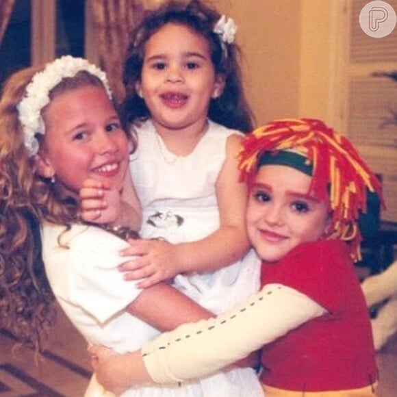 Debby Lagranha em foto de infância com Lívian Aragão e Isabelle Drummond