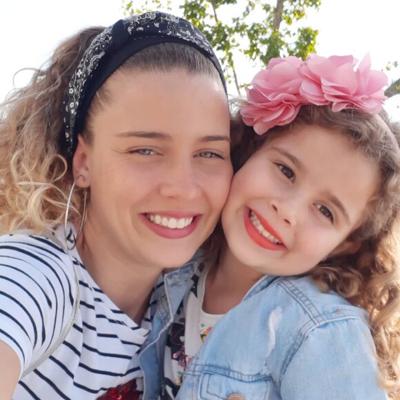 Debby Lagranha é mãe da pequena Maria Eduarda, de 5. Semelhança entre as duas chama atenção