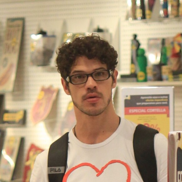 José Loreto estaria morando em flat na Barra da Tijuca após reconciliação com Débora Nascimento