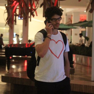 José Loreto chegou a livraria falando ao telefone e com a mão esquerda no bolso