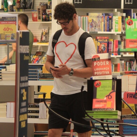 José Loreto volta a aparecer usando aliança durante passeio em shopping nesta sexta-feira, dia 05 de abril de 2019