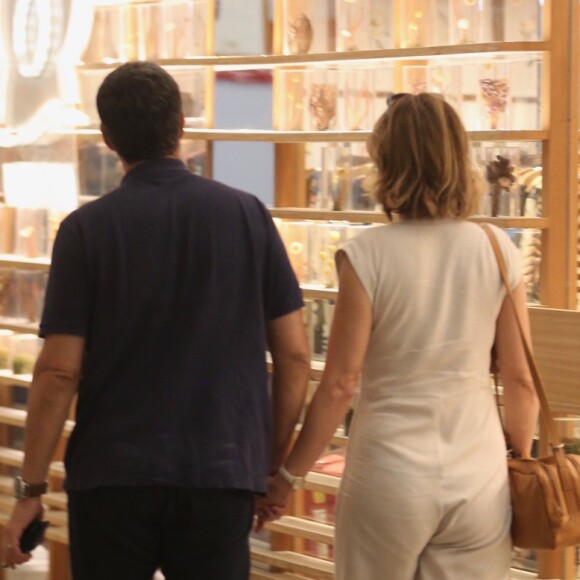 William Bonner e Natasha Dantas são fotografados de mãos dadas no shopping da Gávea, Zona Sul do Rio de Janeiro