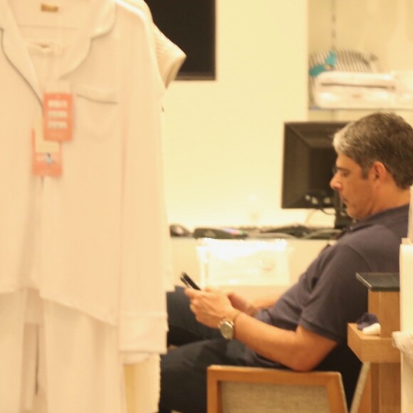 William Bonner aguarda a mulher, Natasha Dantas, durante compras em loja de cama, mesa e banho