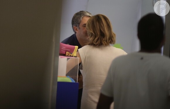 William Bonner troca beijo com Natasha Dantas no Shopping da Gávea