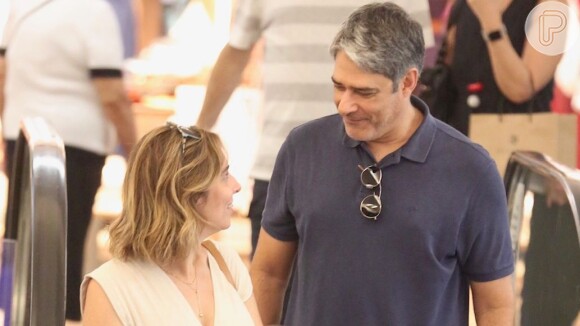 William Bonner e a mulher, Natasha Dantas, passeiam no shopping da Gávea, Zona Sul do Rio de Janeiro, em 7 de abril de 2019