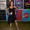 Looks dos famosos do Lollapalooza: Alessandra Negrini apostou no vestido preto, pochete prateada e botinhas flat de cano curto