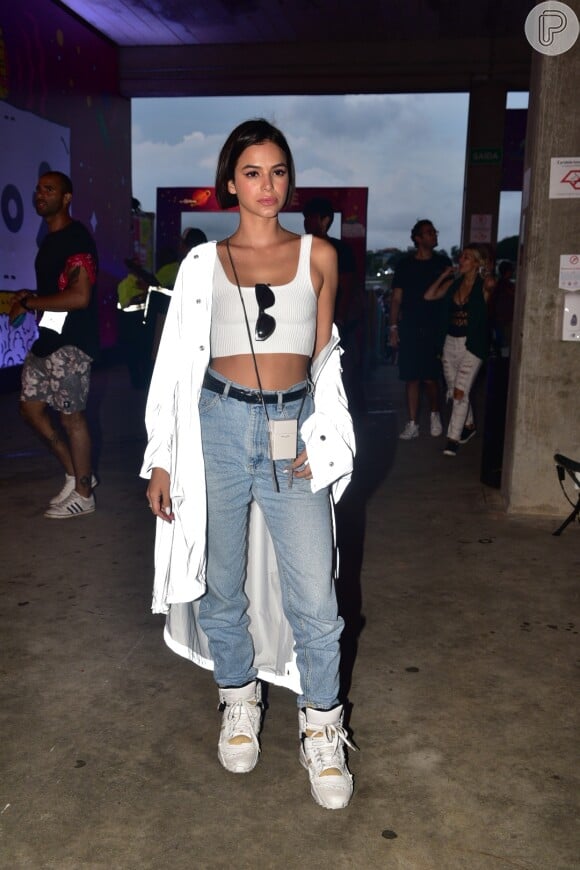 Looks dos famosos do Lollapalooza: Bruna Marquezine apostou em um trench coat Balenciaga, mom jeans, top cropped, dad sneaker e cigarreira da Yves Saint Laurent de mais de R$ 4 mil