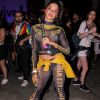 Looks dos famosos do Lollapalooza: Aline Riscado apostou na transparência e na logomani em sem visual nas cores preta e amarelo, bem contrastante