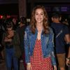 Looks dos famosos do Lollapalooza: Sophia Abrahão escolheu visual fofo de vestidode poá vermelho, tênis e jaqueta destroyed com aplicações de correntes