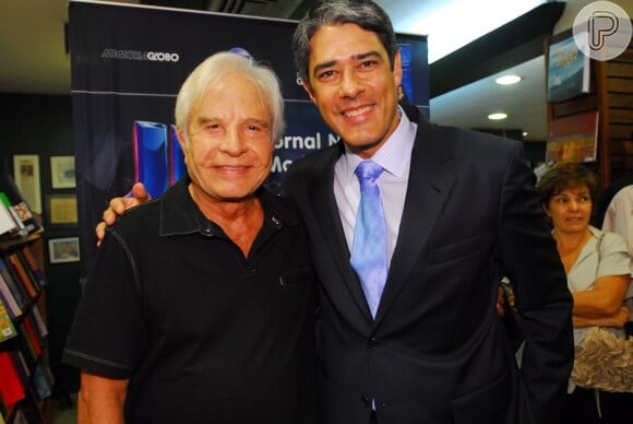 Cid Moreira posa para foto ao lado de William Bonner, que o substituiu na bancada do 'Jornal Nacional'