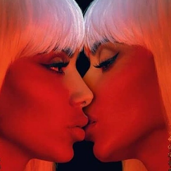 Anitta aparece beijando mulheres em novo clipe do álbum 'Kisses'