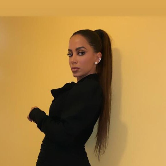 Anitta está oficialmente solteira desde o fim do namoro com Ronan Carvalho