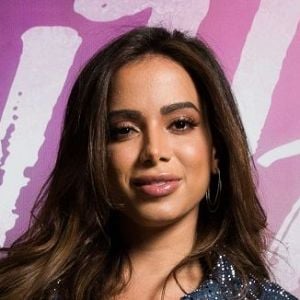 Novo affir? Anitta apareceu abraçada a investidor do mercado financeiro Otavio Barros, 11 anos mais velho que ela