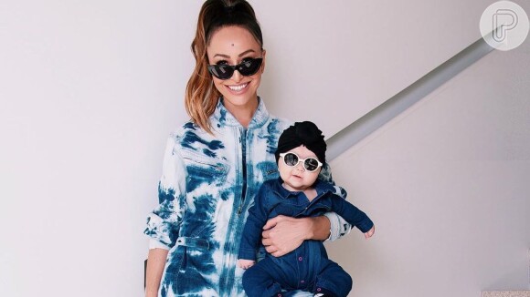 Sabrina Sato e a filha, Zoe, costumam combinar looks. As duas apostaram na tendência do all jeans e usaram macacões do tecido para evento de Sabrina.