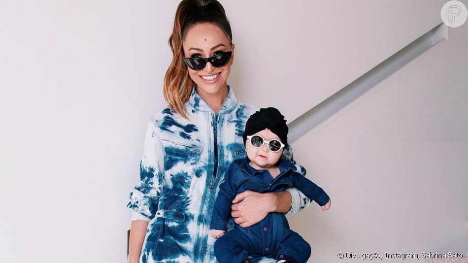 Sabrina Sato e a filha, Zoe, costumam combinar looks. As duas apostaram na tendência do all jeans e usaram macacões do tecido para evento de Sabrina.
