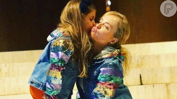 Alinha com as tendências da moda, Angélica e a filha, Eva, combinaram ao usar jaquetas jeans com muito brilho, de diferentes cores, na manga.