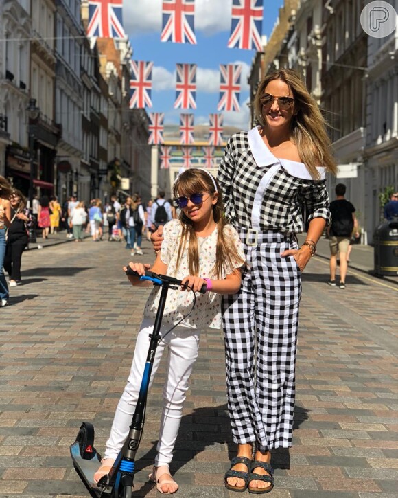 Enquanto viajava com a mãe, Ticiane Pinheiro, Rafaella Justus mais uma vez apostou na tendência do inverno, o look all white. Dessa vez, a produção tinha alguns toques de cor, com a estampa da blusa, e usou dois tons diferentes de branco. Para completar, arco na mesma cor e óculos de sol.