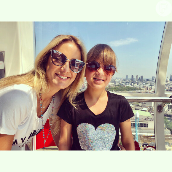 Rafaella Justus, filha de Ticiane Pinheiro e Roberto Justus, mostrou que até seus looks básicos tem algo extra. Na foto a menina apostou em brilho, no coração da estampa da blusa, e óculos aviador.