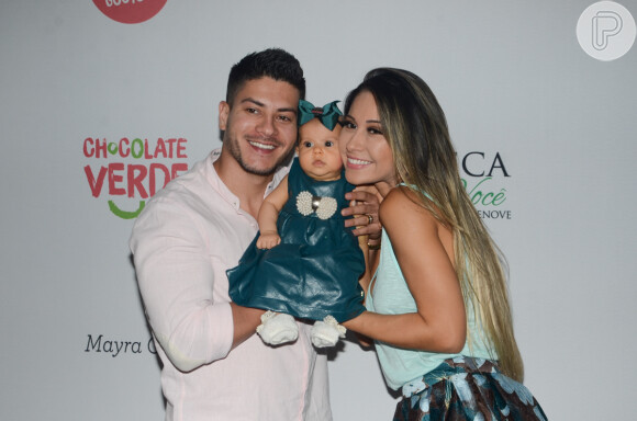 Mayra Cardi e Arthur Aguiar são pais da pequena Sofia. Para evento, a fofa usou vestido em couro verde. A faixa na cabeça era da mesma cor do vestido e o look estava cheio de laços.