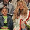 Blue Ivy, filha de Jay-Z e Beyoncé, usou o look para assistir a um jogo de basquete com os pais. A menina usava vestido de babado verde, cor desejo do momento. Para dar um toque mais despojada, ela optou por jaqueta jeans e tênis.