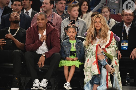 Blue Ivy, filha de Jay-Z e Beyoncé, usou o look para assistir a um jogo de basquete com os pais. A menina usava vestido de babado verde, cor desejo do momento. Para dar um toque mais despojada, ela optou por jaqueta jeans e tênis.