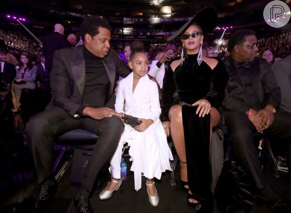 Blue Ive é filha de Jay-Z e Beyoncé. Para acompanhar os pais durante premiação a menina uniu duas tendências: o brilho e o look all white. O branco esteve presente no conjunto que a herdeira de Queen B usava e o brilho ficou por conta do prateado de seus sapatos.