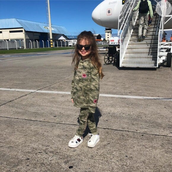 Trend da estação, Valentina, filha de Mirella Santos e Ceará, apostou em conjuntinho com estampa militar. 