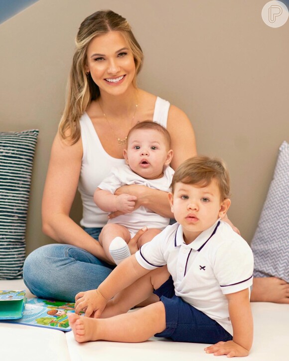 Filhos de Andressa Suita e Gusttavo Lima, Samuel e Gabriel usam cores netras, como azul e branco e tem roupas bem clássicas.