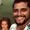 Mais uma vez de vestido, Madalena, filha de Yanna Lavigne e Bruno Gissoni, usou look que conversava com a estampa da camisa usada pelo pai.