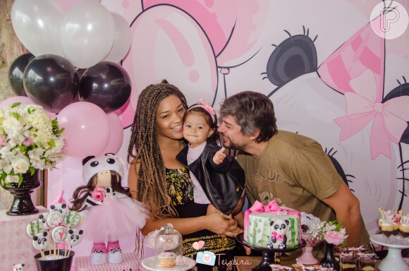 Yolanda, filha de Juliana Alves, combinou preto e rosa em look para comemorar o aniversário. Os destaques da produção ficaram por conta do arco, também em tom de rosa, e a jaqueta de couro que a filha da atriz usou.