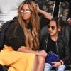 Em mais um jogo de basquete, dessa vez acompanhada pela mãe, Beyoncé, e pela avó Tina, Blue Ivy apostou em look com pegada rock n' roll. A meninas usava jaquesta, jeans skinny em diferentes tons, e óculos escuros.
