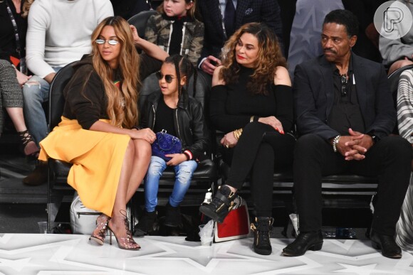Em mais um jogo de basquete, dessa vez acompanhada pela mãe, Beyoncé, e pela avó Tina, Blue Ivy apostou em look com pegada rock n' roll. A meninas usava jaquesta, jeans skinny em diferentes tons, e óculos escuros.