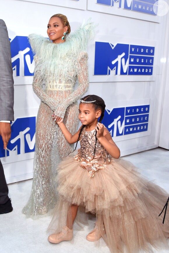 Blue Ivy, filha de Beyoncé e Jay-Z, desfilou ao lado da mãe com look nude. O vestido da menina tinha saia de tule e parte de cima com muito brilho. Até o par de tênis dela estava na mesma cor. Para a premiação Blue usou boxer braids com um tiara.