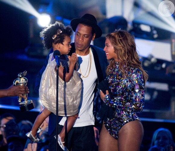 Blue Ivy foi com o pai, Jay-Z, até o palco para homenagear o pai durant premiação. Para a ocasião, a pequena usava vestido acetinado, laço na cabeça e seu cachos soltos. Nos pés, a menia usou sapatilhas metalizadas, em prata.