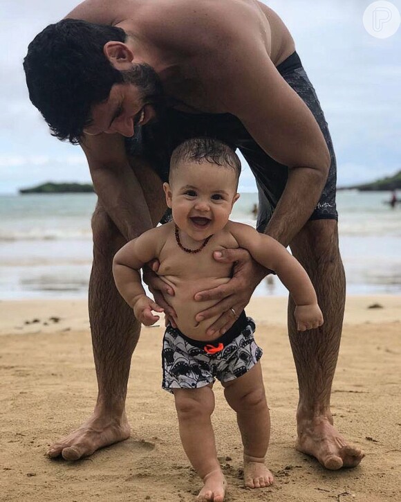 Filho do ator Dudu Azevedo, Joaquim é um sucesso em looks praianos com bermudas estampadas com um toque surfista