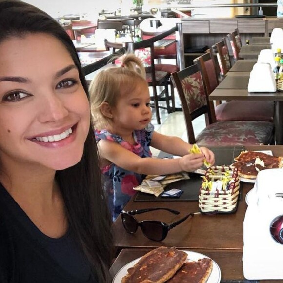 Thais Fersoza compartilha momento fofo em família ao tomar café da manhã, nesta quarta-feira, dia 10 de abril de 2019