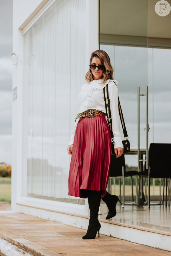 A saia midi do verão pode aparecer combinando com botas e camisas de manga comprida no outono/inverno 2019