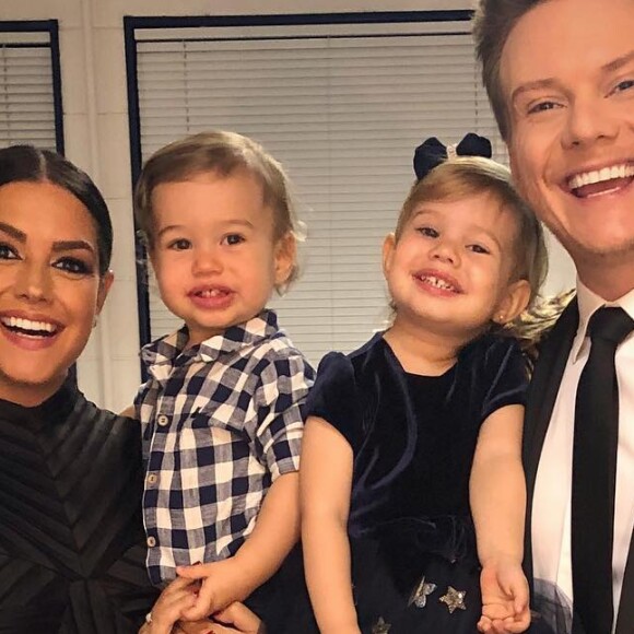 Filhos de Thais Fersoza e Michel Teló se revezaram nos braços da mãe durante a festa de aniversário surpresa para a atriz