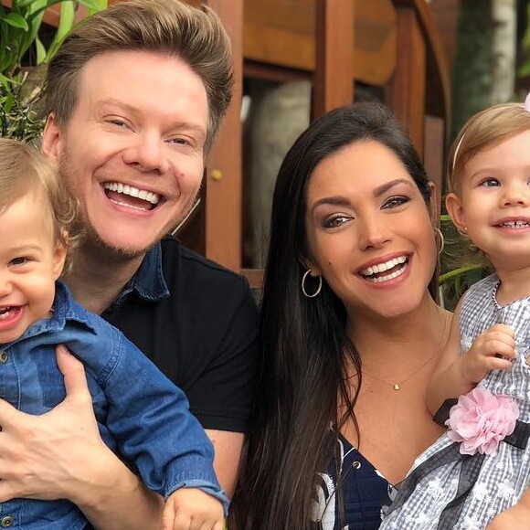 Filhos de Thais Fersoza roubaram a cena durante o aniversário surpresa da mãe, nesta quinta-feira, 11 de abril de 2019