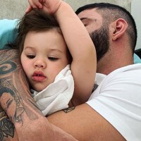 Gusttavo Lima dorme abraçado ao filho, Gabriel: 'Já não aguentava de saudade'