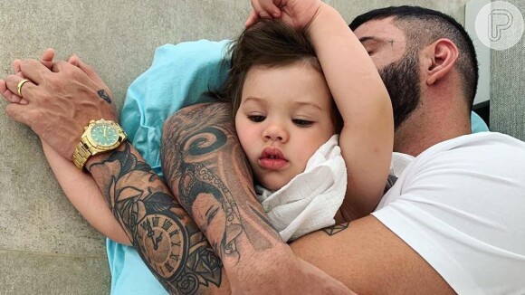 Andressa Suita filma Gusttavo Lima dormindo abraçado ao filho Gabriel, em 14 de abril de 2019