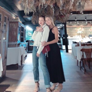 Marina Ruy Barbosa usou sandália com tiras em animal print para jantar com a amiga Paula Aziz neste domingo, dia 14 de abril de 2019