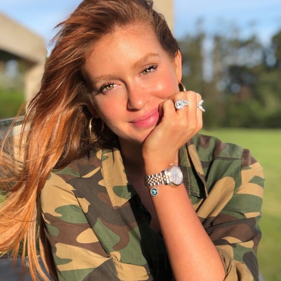 Marina Ruy Barbosa combinou o batom com a cor da bolsa grifada para curtir day off com amiga neste domingo, dia 14 de abril de 2019