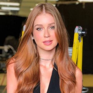 Marina Ruy Barbosa aposta em look básico com tendências para curtir day off com amiga neste domingo, dia 14 de abril de 2019