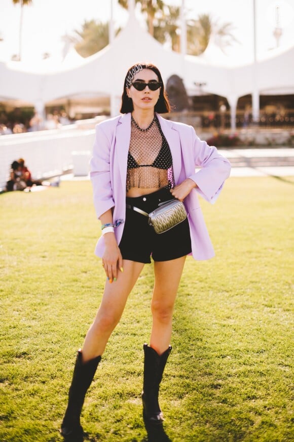 Look Coachella 2019: truque da terceira peça e blusa telada prateada tirou a monotonia do visual all black