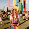 Look Coachella 2019: color blocking está em alta, olha que graça essa jardineira toda colorida com cores vibrantes